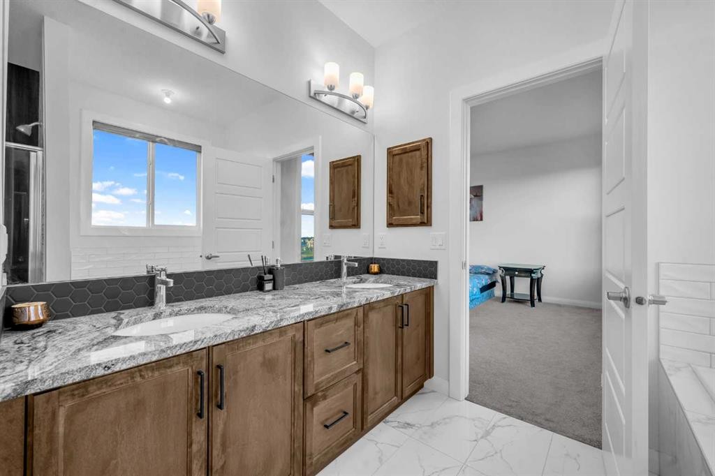 628 West Lakeview Drive, Chestermere, AB - Indoor Photo Showing Bathroom