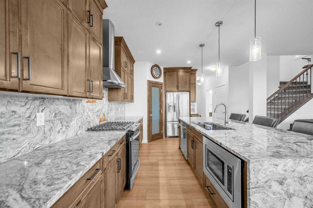 628 West Lakeview Drive, Chestermere, AB - Indoor Photo Showing Kitchen With Upgraded Kitchen
