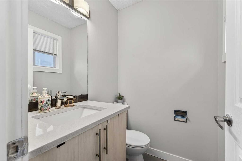 8 Malvern Crescent Ne, Calgary, AB - Indoor Photo Showing Bathroom