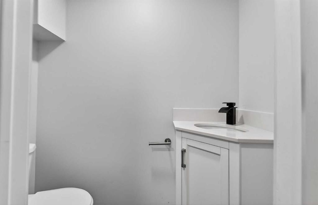 8 Malvern Crescent Ne, Calgary, AB - Indoor Photo Showing Bathroom