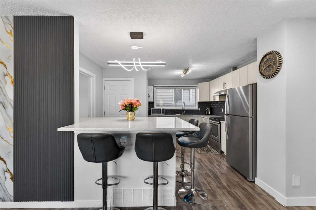 8 Malvern Crescent Ne, Calgary, AB - Indoor Photo Showing Kitchen With Stainless Steel Kitchen With Upgraded Kitchen