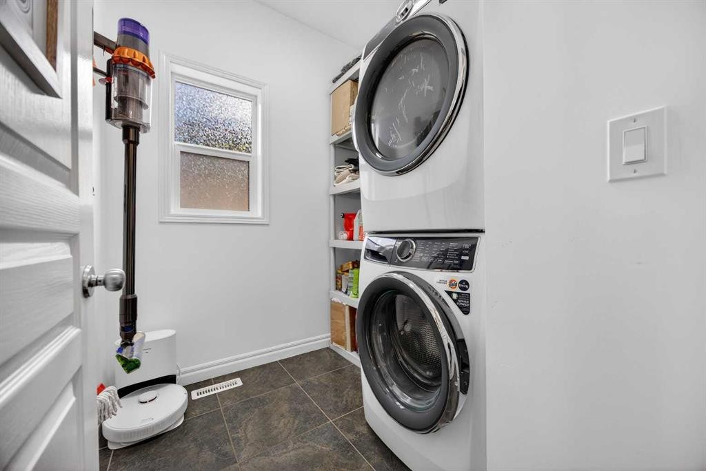 340 Prestwick Terrace Se, Calgary, AB - Indoor Photo Showing Laundry Room