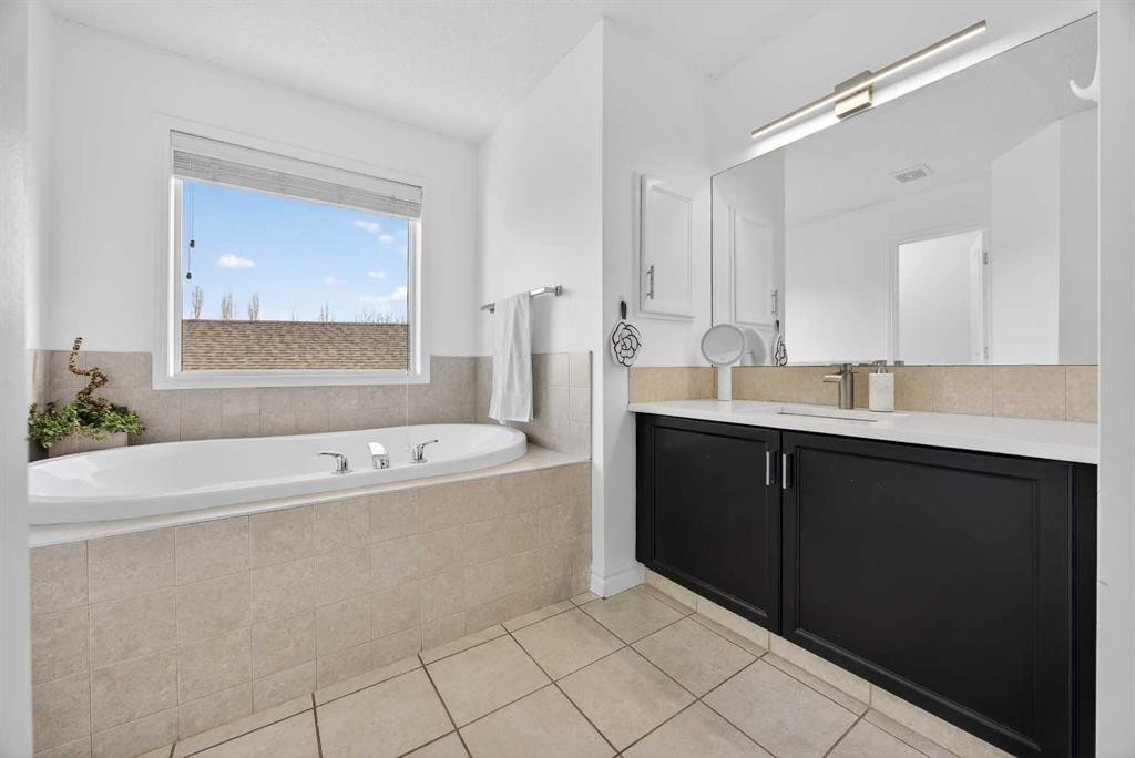 340 Prestwick Terrace Se, Calgary, AB - Indoor Photo Showing Bathroom