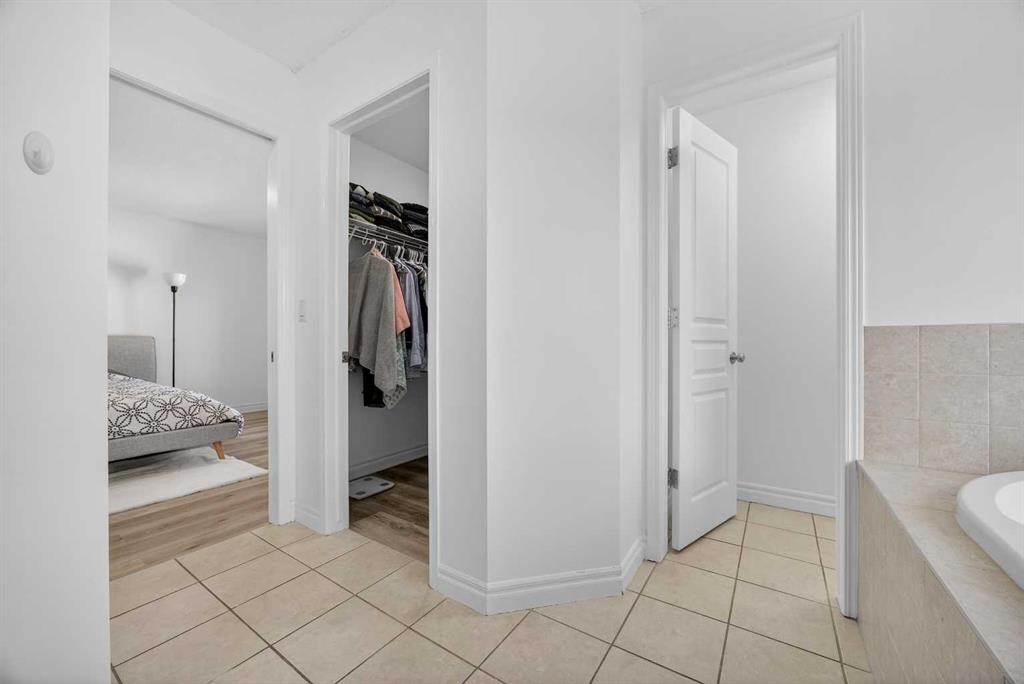 340 Prestwick Terrace Se, Calgary, AB - Indoor Photo Showing Bathroom