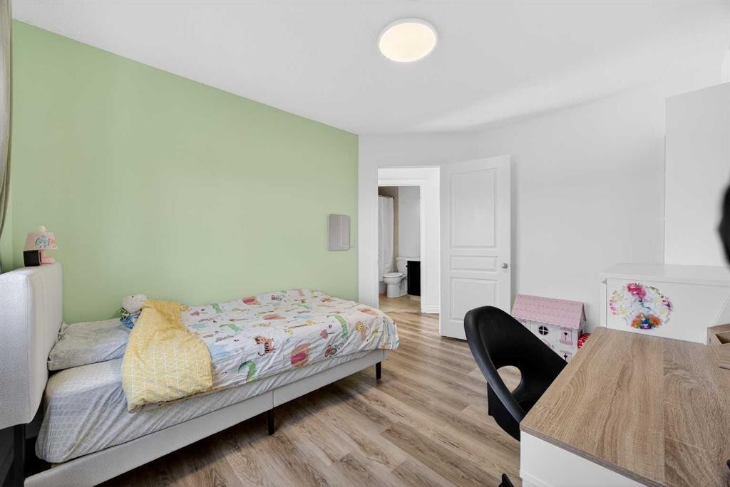340 Prestwick Terrace Se, Calgary, AB - Indoor Photo Showing Bedroom