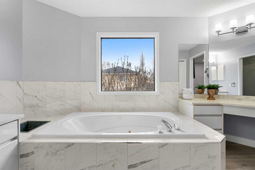 48 Douglas Park Boulevard Se, Calgary, AB - Indoor Photo Showing Bathroom