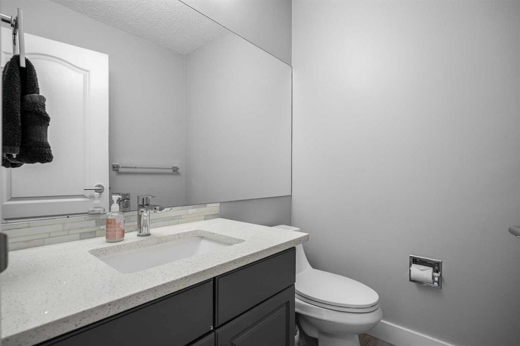 48 Douglas Park Boulevard Se, Calgary, AB - Indoor Photo Showing Bathroom