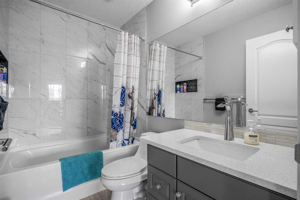 48 Douglas Park Boulevard Se, Calgary, AB - Indoor Photo Showing Bathroom