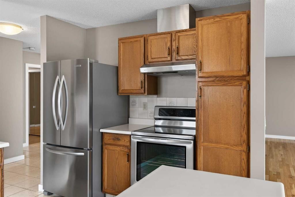 96 Norquay Heights Nw, Calgary, AB - Indoor Photo Showing Kitchen