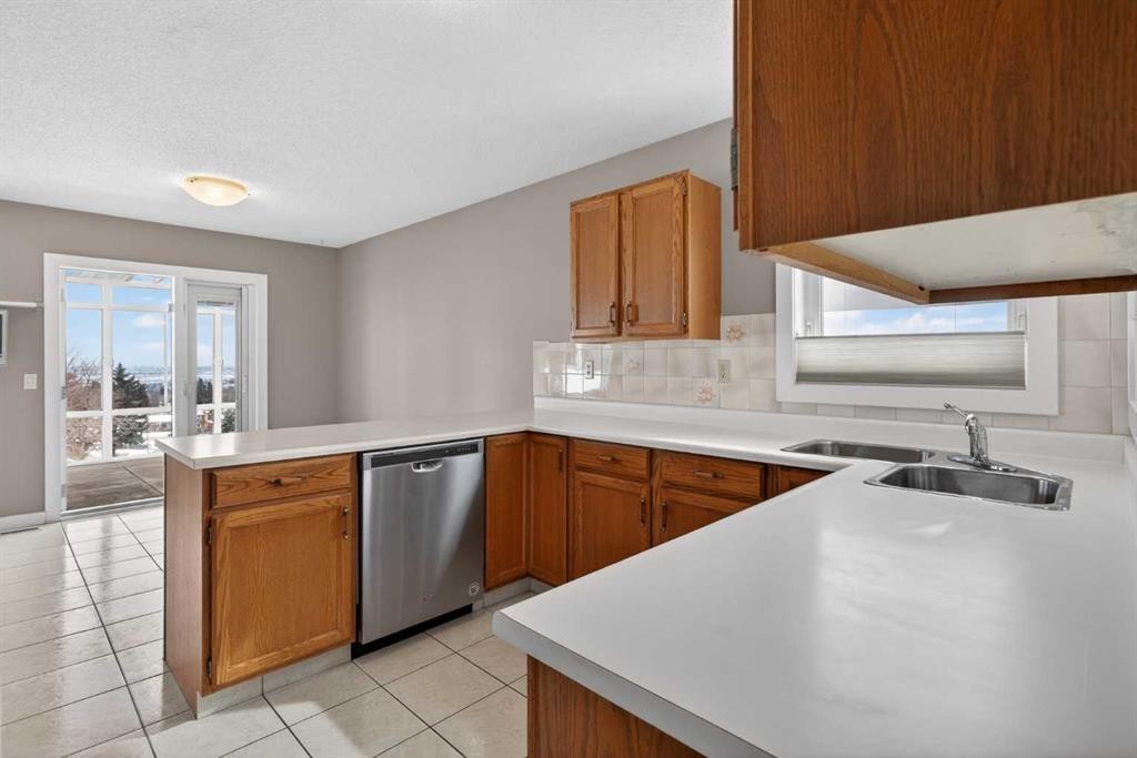 96 Norquay Heights Nw, Calgary, AB - Indoor Photo Showing Kitchen
