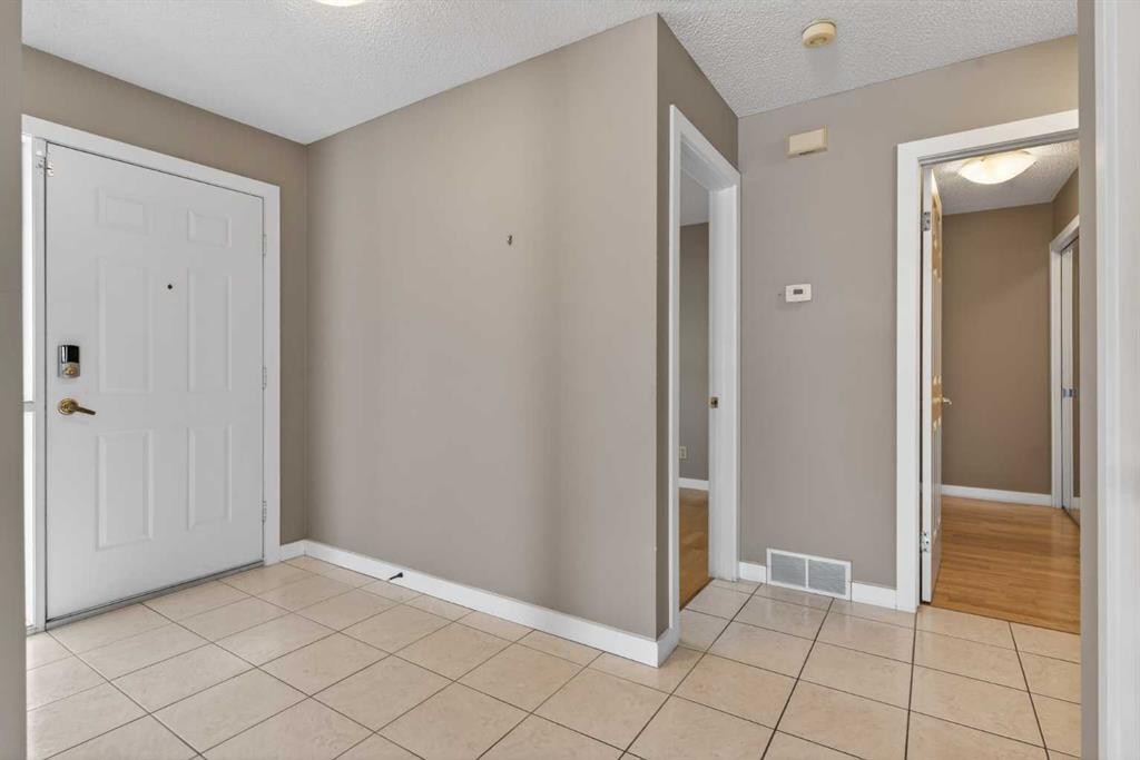 96 Norquay Heights Nw, Calgary, AB - Indoor Photo Showing Other Room