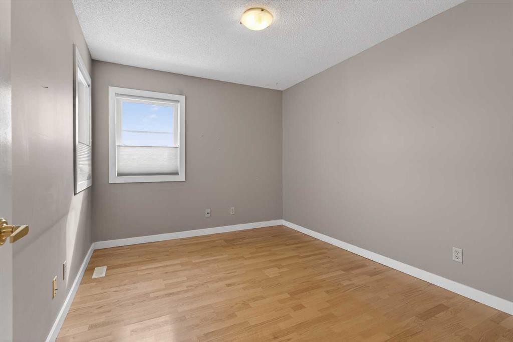 96 Norquay Heights Nw, Calgary, AB - Indoor Photo Showing Other Room