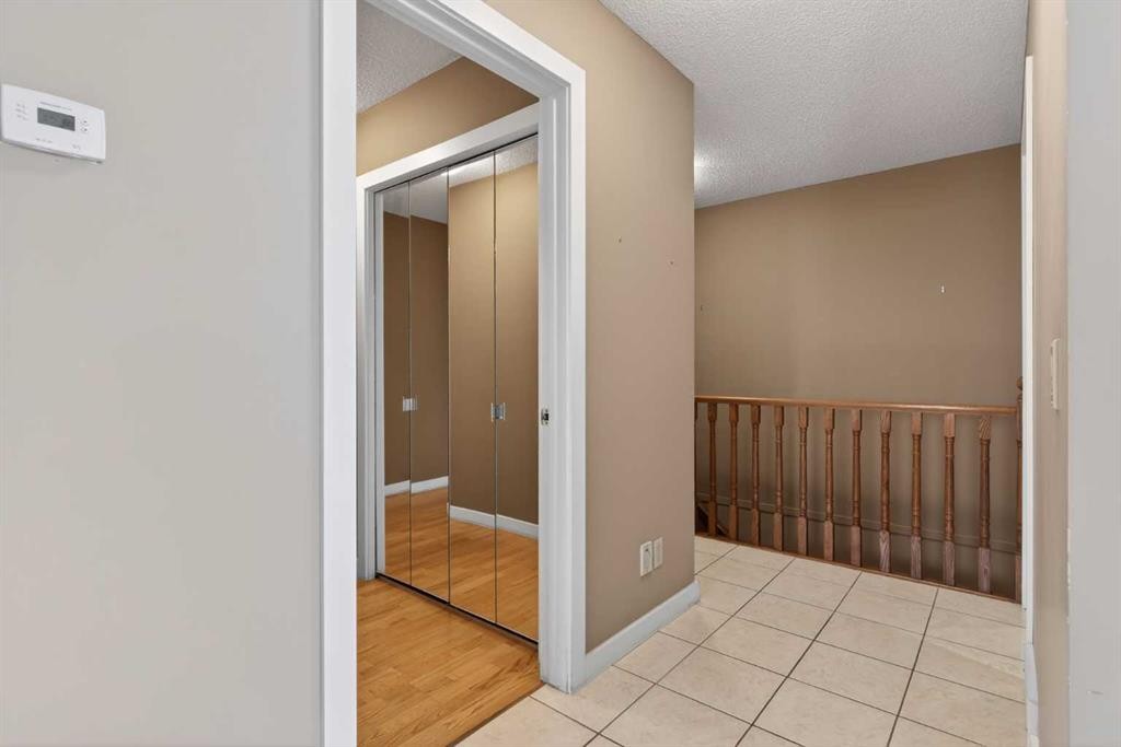 96 Norquay Heights Nw, Calgary, AB - Indoor Photo Showing Other Room