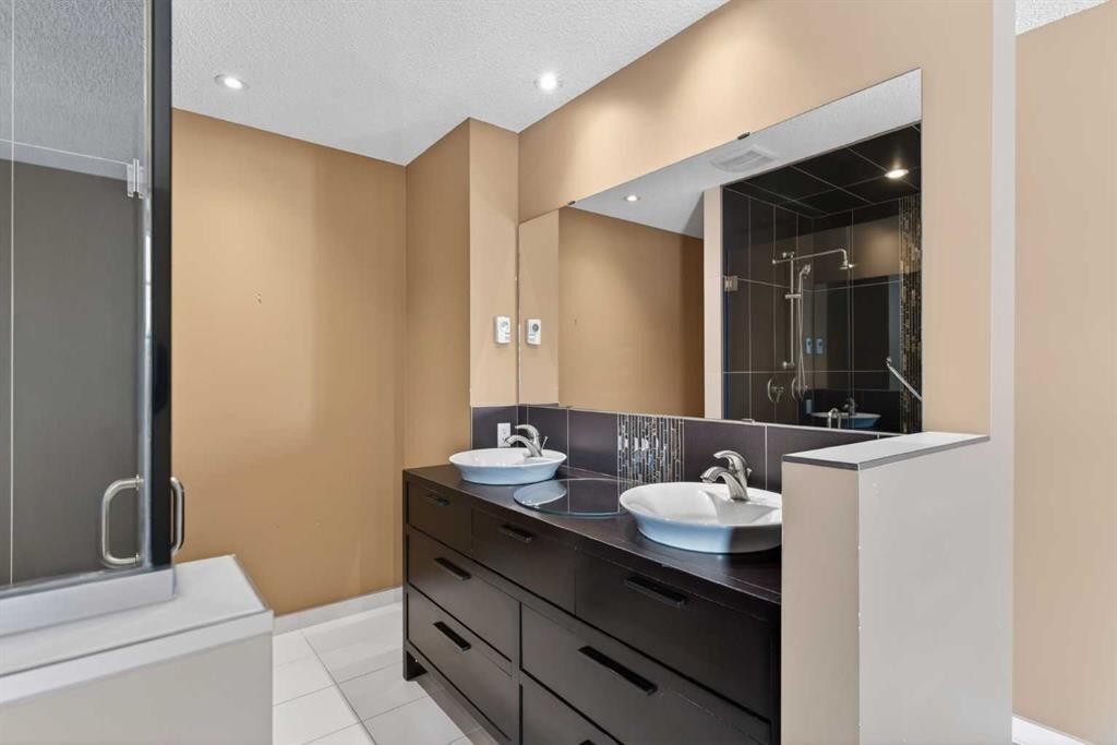 96 Norquay Heights Nw, Calgary, AB - Indoor Photo Showing Other Room