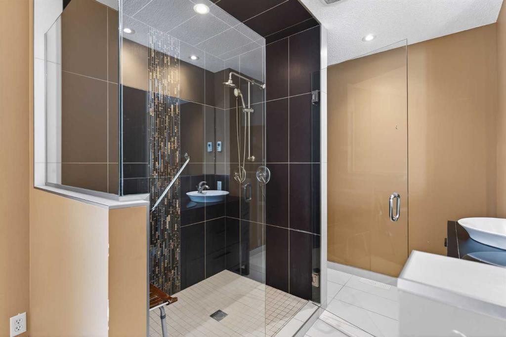 96 Norquay Heights Nw, Calgary, AB - Indoor Photo Showing Bathroom