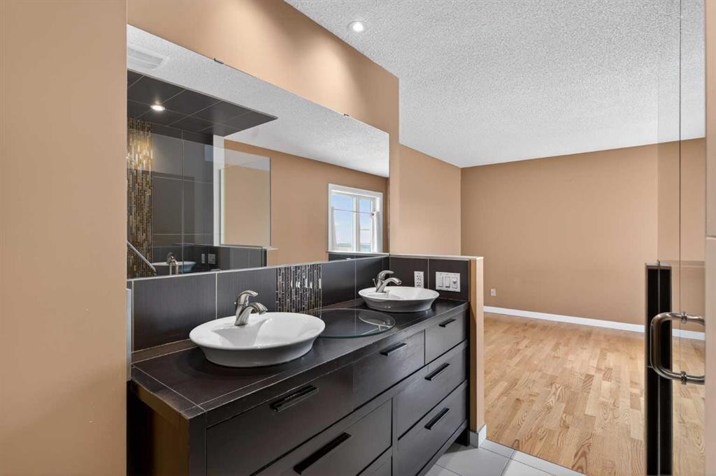 96 Norquay Heights Nw, Calgary, AB - Indoor Photo Showing Bathroom