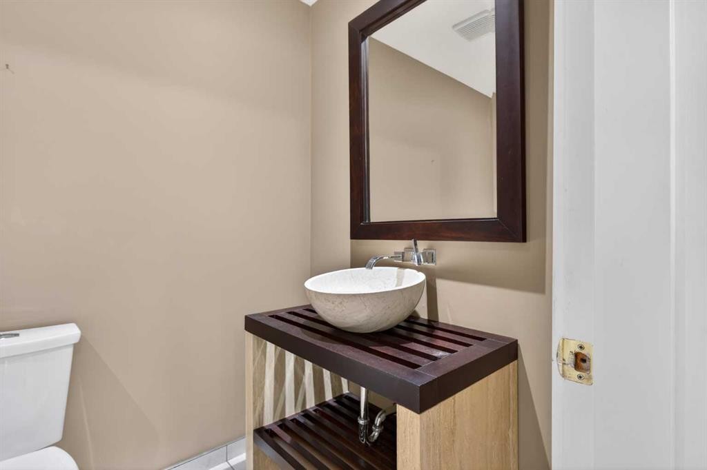 96 Norquay Heights Nw, Calgary, AB - Indoor Photo Showing Bathroom