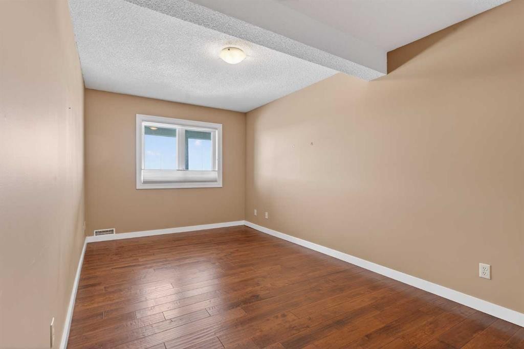 96 Norquay Heights Nw, Calgary, AB - Indoor Photo Showing Other Room