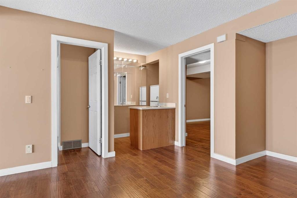 96 Norquay Heights Nw, Calgary, AB - Indoor Photo Showing Other Room
