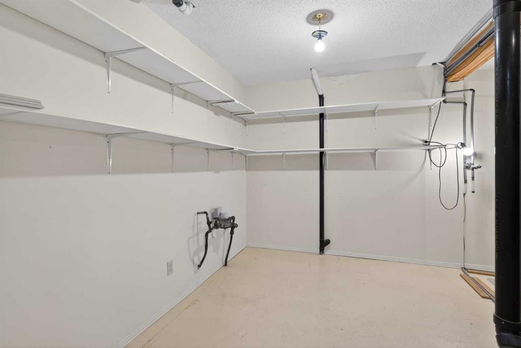 96 Norquay Heights Nw, Calgary, AB - Indoor Photo Showing Other Room