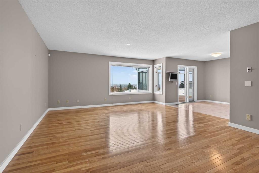 96 Norquay Heights Nw, Calgary, AB - Indoor Photo Showing Other Room