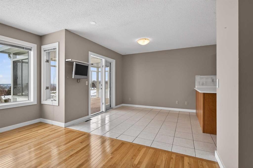 96 Norquay Heights Nw, Calgary, AB - Indoor Photo Showing Other Room