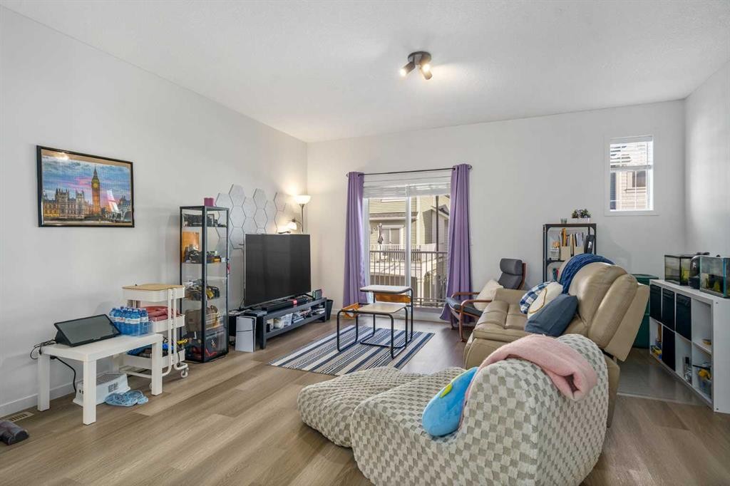 628 Copperstone Manor Se, Calgary, AB - Indoor Photo Showing Living Room