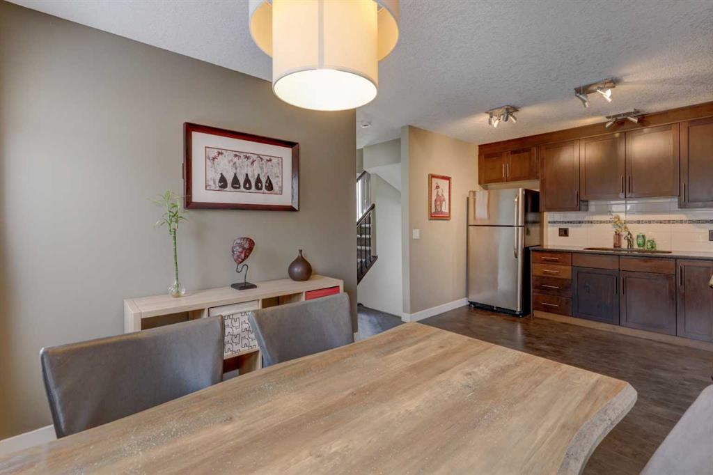 147 Panatella Hill, Calgary, AB - Indoor Photo Showing Kitchen