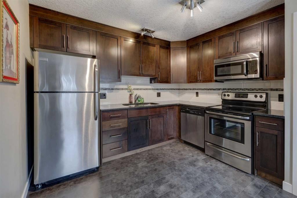 147 Panatella Hill, Calgary, AB - Indoor Photo Showing Kitchen
