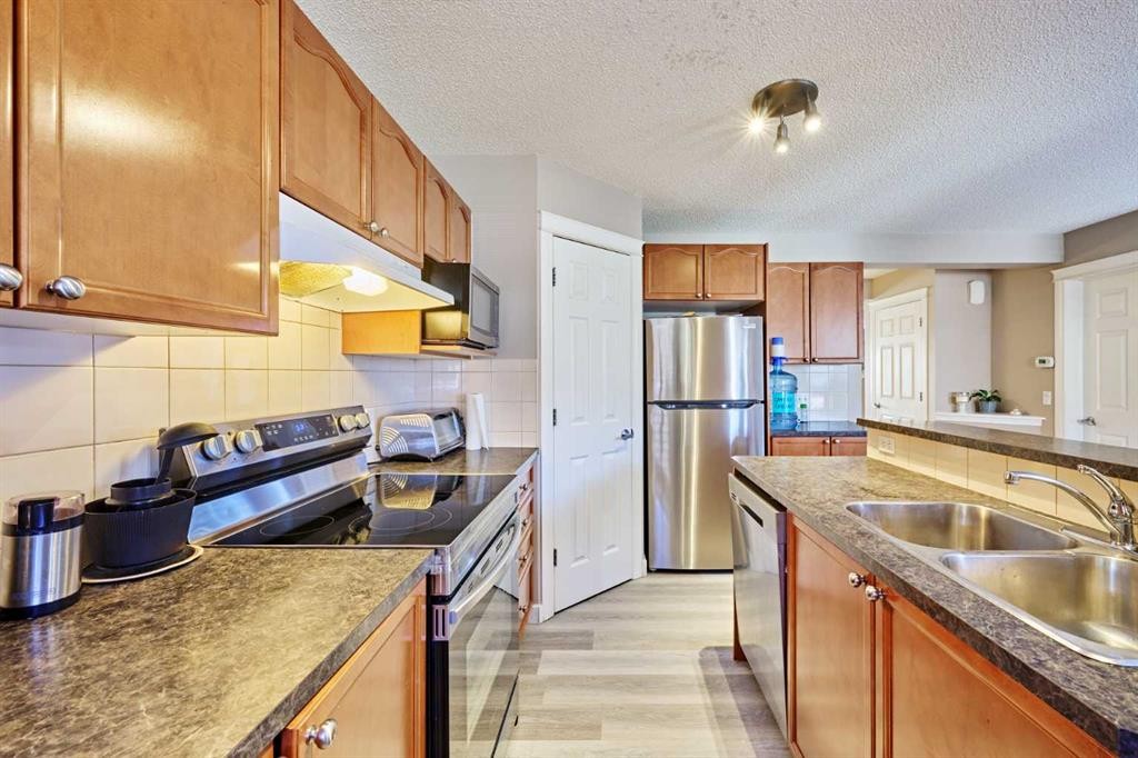 188 Silverado Plains Close Sw, Calgary, AB - Indoor Photo Showing Kitchen With Double Sink