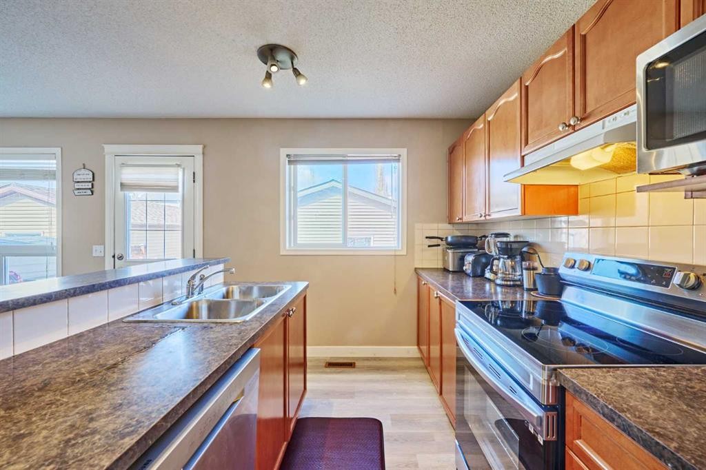 188 Silverado Plains Close Sw, Calgary, AB - Indoor Photo Showing Kitchen With Double Sink