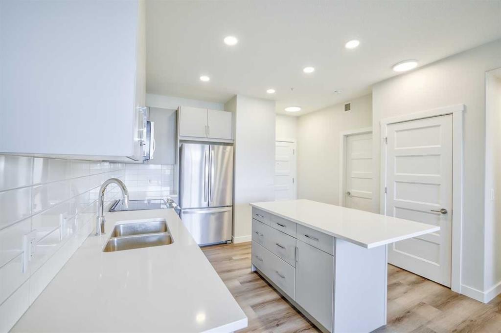 107-55 Wolf Hollow Crescent Se, Calgary, AB - Indoor Photo Showing Kitchen With Double Sink With Upgraded Kitchen
