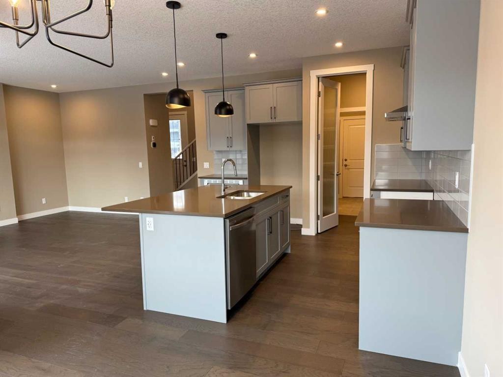 115 Sundown Crescent, Cochrane, AB - Indoor Photo Showing Kitchen