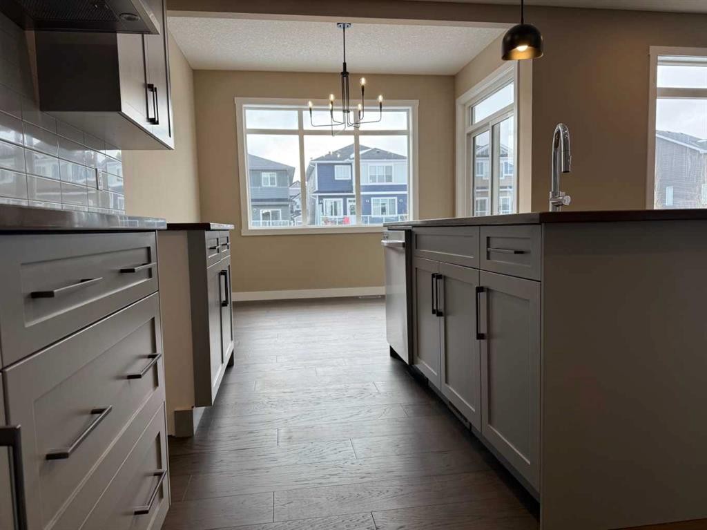 115 Sundown Crescent, Cochrane, AB - Indoor Photo Showing Kitchen