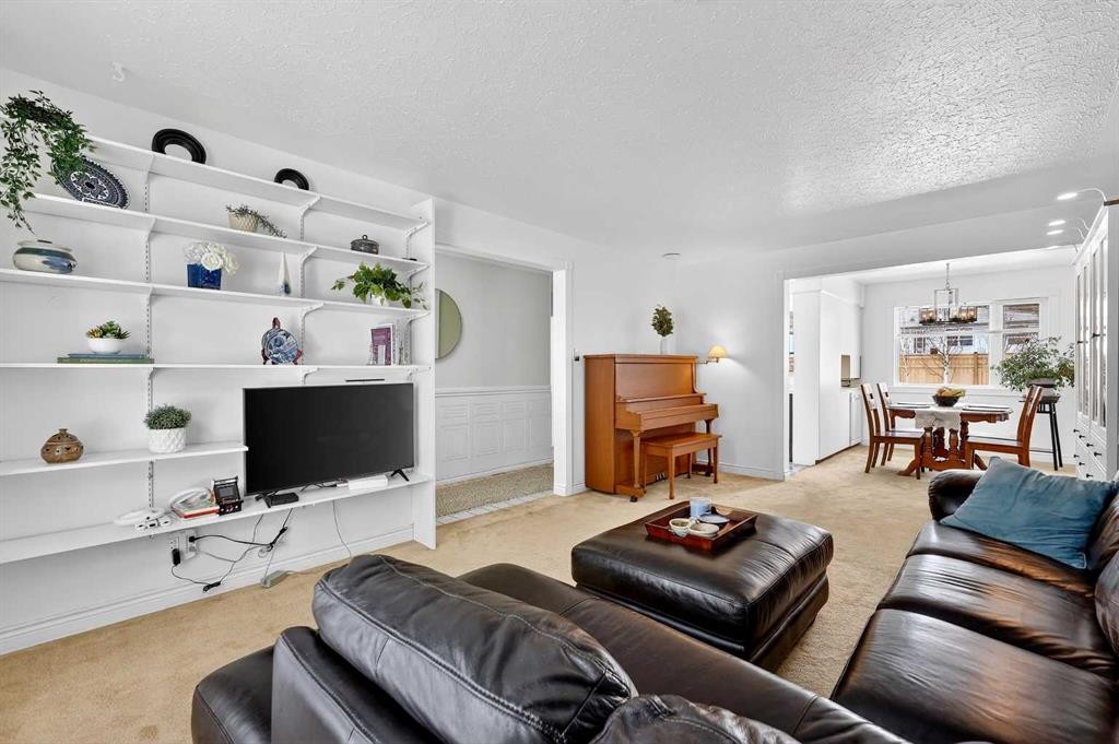 33 Warwick Drive Sw, Calgary, AB - Indoor Photo Showing Living Room