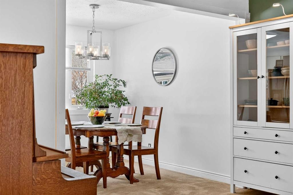 33 Warwick Drive Sw, Calgary, AB - Indoor Photo Showing Dining Room