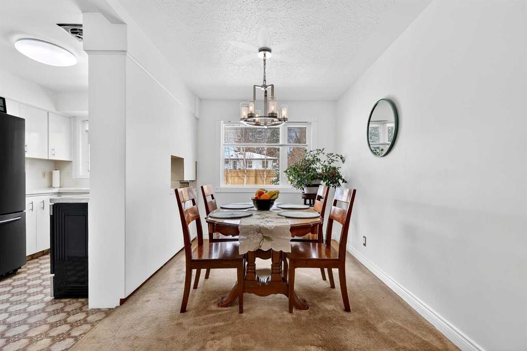 33 Warwick Drive Sw, Calgary, AB - Indoor Photo Showing Dining Room