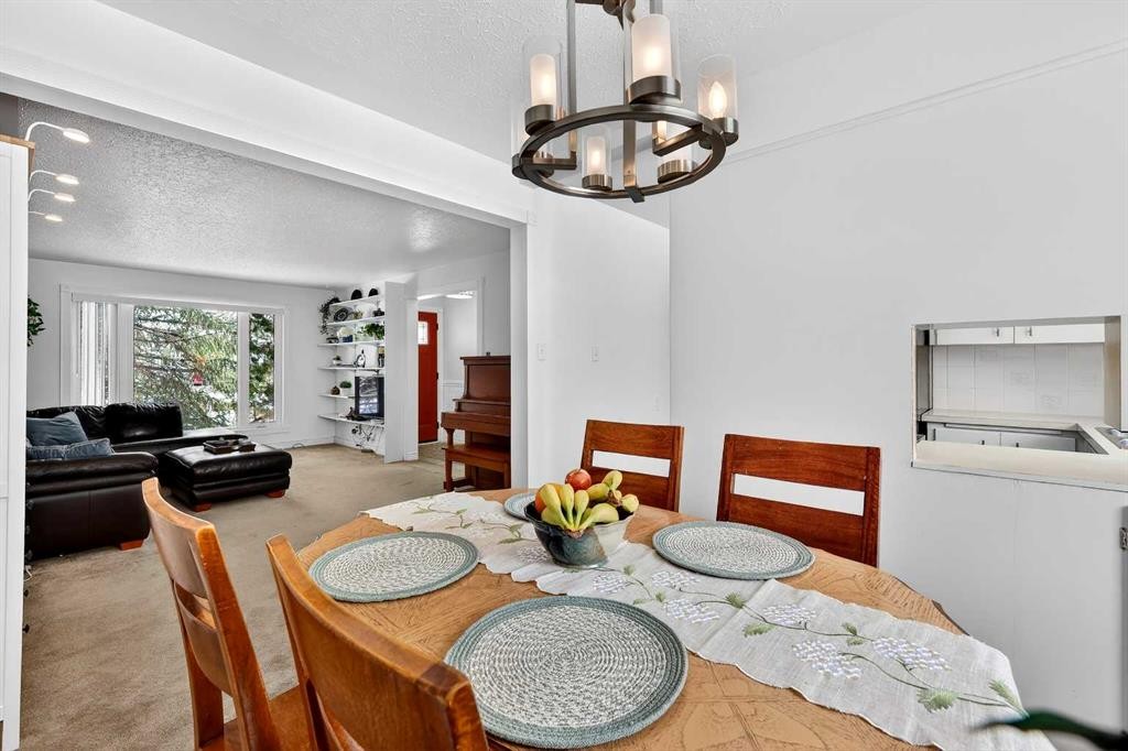 33 Warwick Drive Sw, Calgary, AB - Indoor Photo Showing Dining Room
