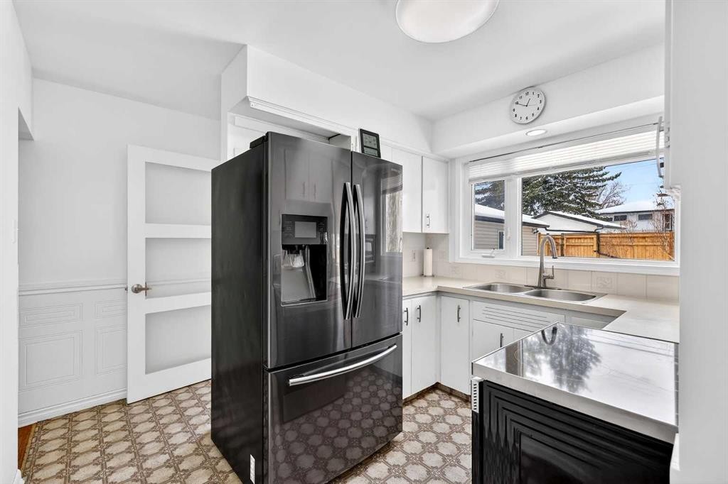 33 Warwick Drive Sw, Calgary, AB - Indoor Photo Showing Kitchen With Double Sink