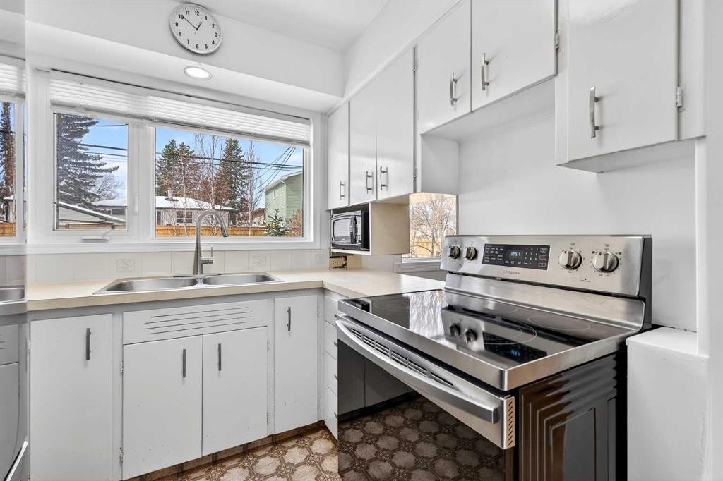 33 Warwick Drive Sw, Calgary, AB - Indoor Photo Showing Kitchen With Double Sink