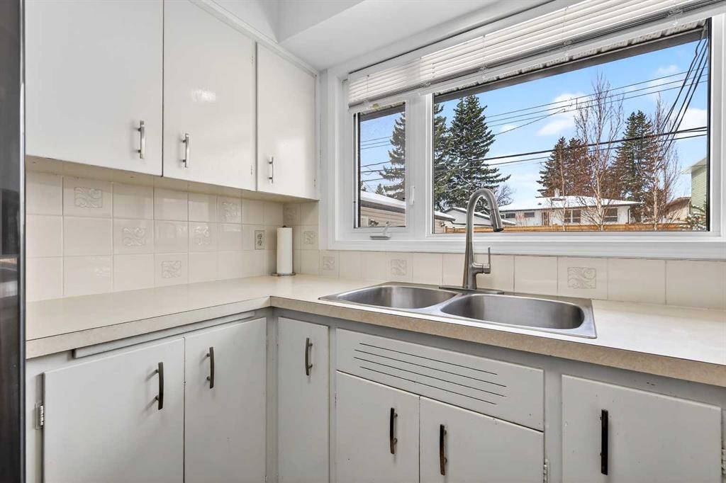 33 Warwick Drive Sw, Calgary, AB - Indoor Photo Showing Kitchen With Double Sink