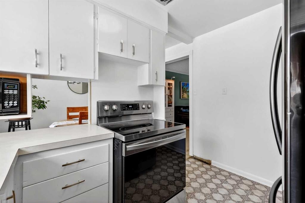 33 Warwick Drive Sw, Calgary, AB - Indoor Photo Showing Kitchen