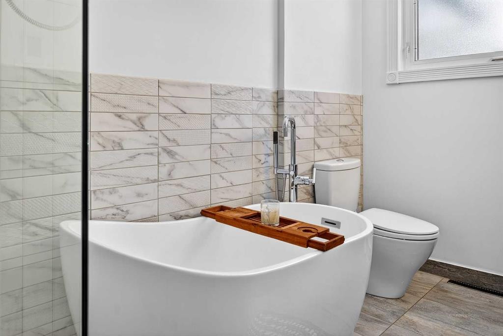 33 Warwick Drive Sw, Calgary, AB - Indoor Photo Showing Bathroom