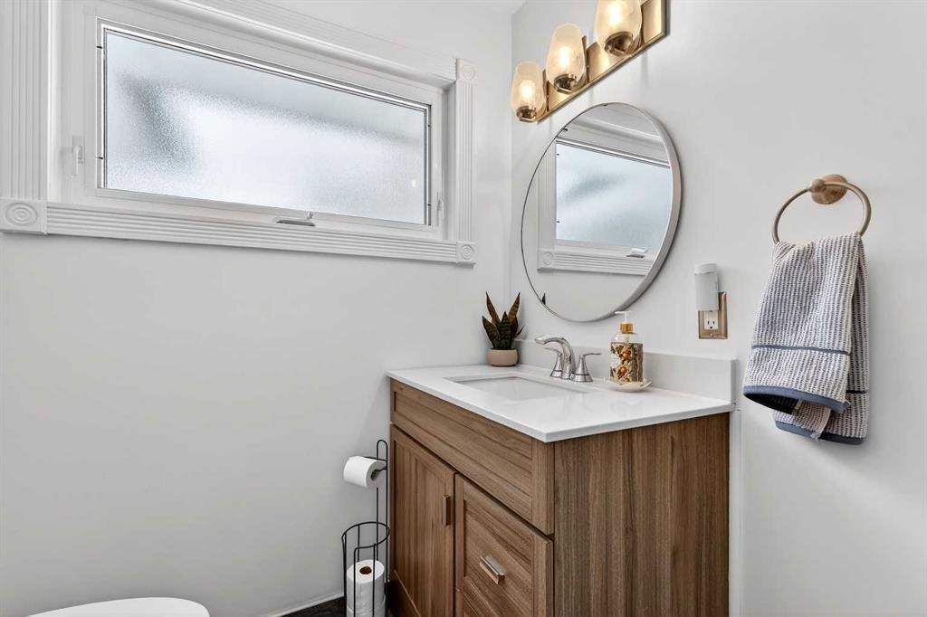 33 Warwick Drive Sw, Calgary, AB - Indoor Photo Showing Bathroom