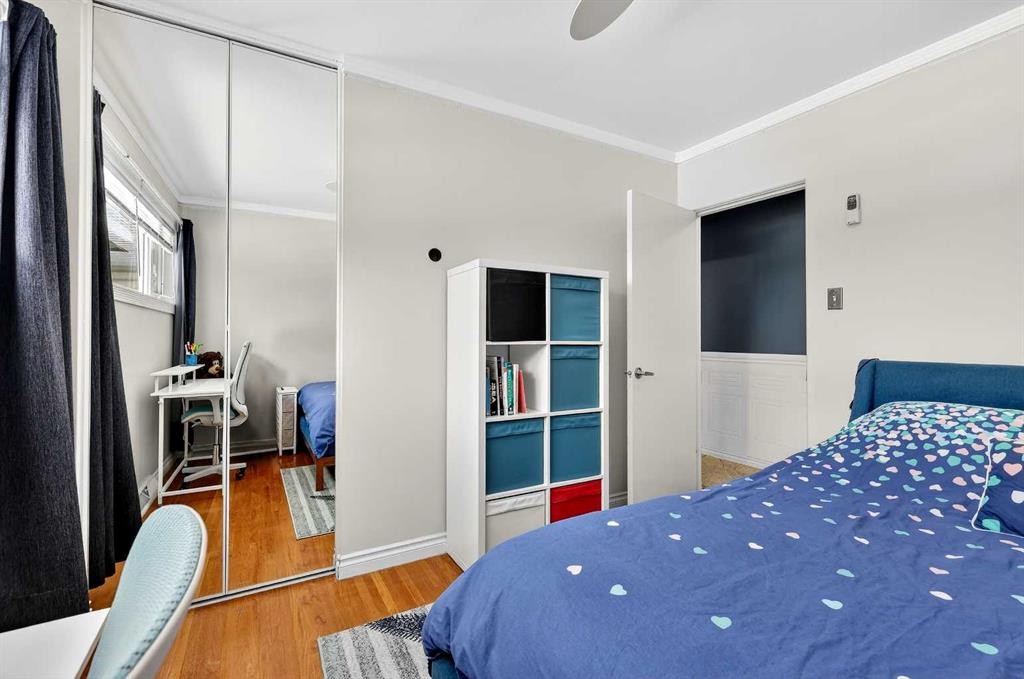 33 Warwick Drive Sw, Calgary, AB - Indoor Photo Showing Bedroom