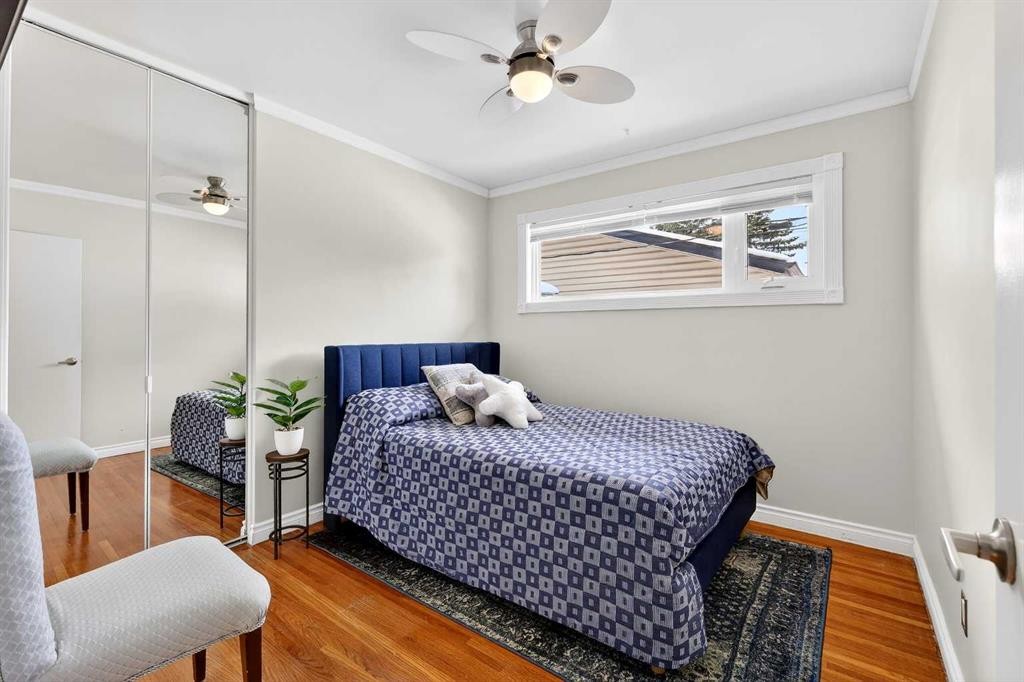 33 Warwick Drive Sw, Calgary, AB - Indoor Photo Showing Bedroom