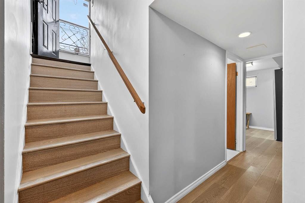 33 Warwick Drive Sw, Calgary, AB - Indoor Photo Showing Other Room