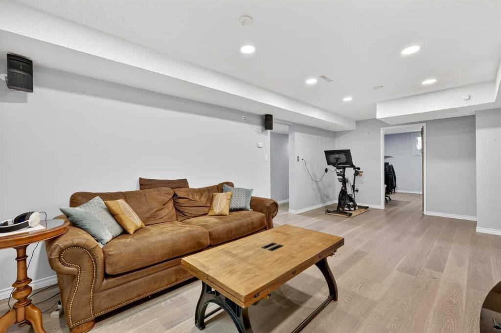 33 Warwick Drive Sw, Calgary, AB - Indoor