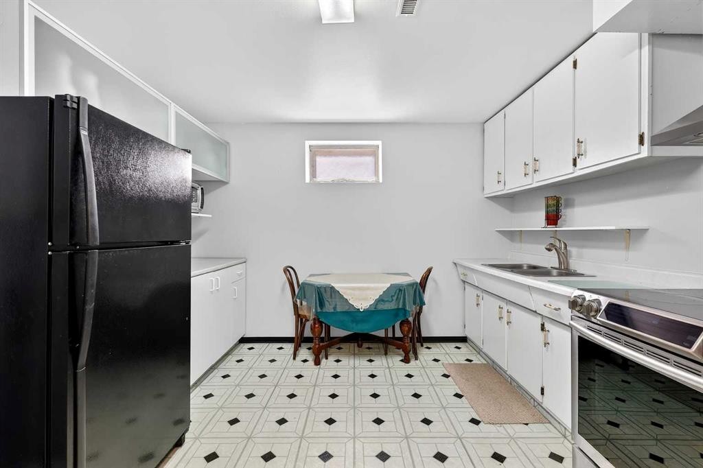 33 Warwick Drive Sw, Calgary, AB - Indoor Photo Showing Kitchen With Double Sink