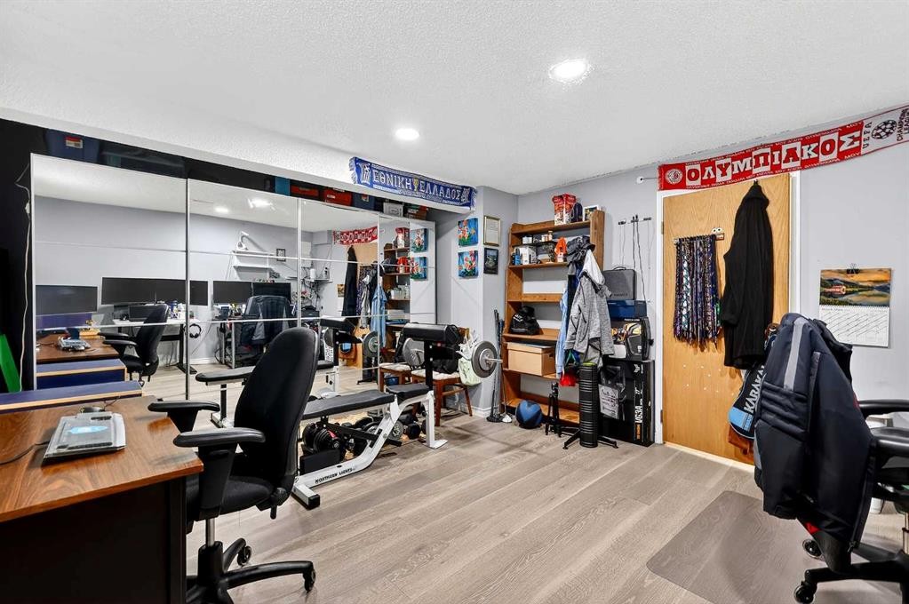 33 Warwick Drive Sw, Calgary, AB - Indoor Photo Showing Office